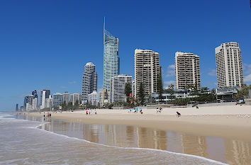 Strand und Wolkenkratzer an der Gold Coast