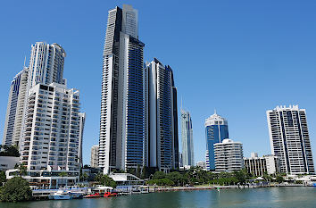 Nerang River und Wolkenkratzer Gold Coast