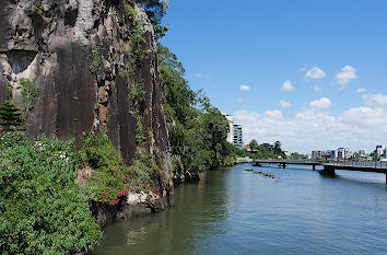 Fels und Riverwalk am Brisbane River