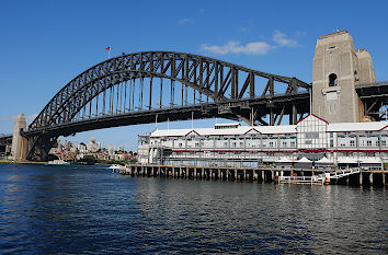 Hafenbrücke und Lagerhäuser in Sydney