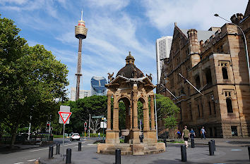 Frazer Fountain hinter St. Mary's Cathedral in Sydney