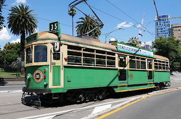 Historische Straßenbahn vor dem Parlamentsgarten