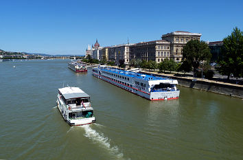 Donau und Ausflugsschiffe in Budapest
