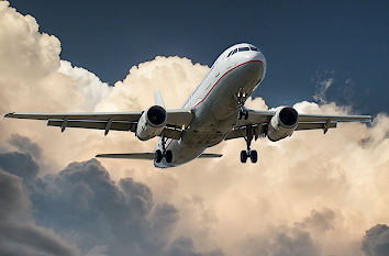 Flugzeug in Wolken