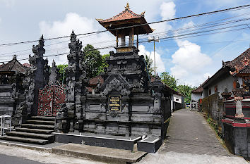Tempel und Gasse auf Bali