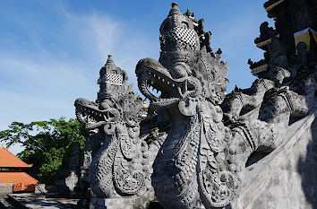 Drachen am Tempel in Bali