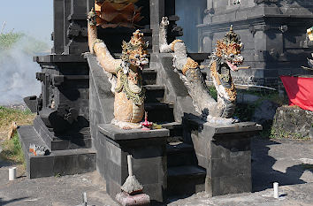 Drachen am Tempel in Bali
