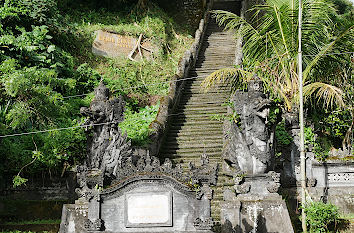 Große Freitreppe zu einem Tempel in Bali