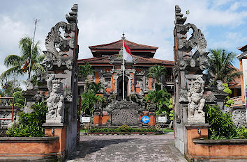 Gapura bzw. Kori vor Verwaltung auf Bali