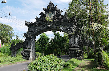 Gapura bzw. Kori an Ortsgrenze auf Bali