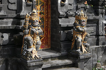 Dämonen bewachen Hauseingang auf Bali