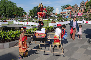 Kinder üben die Traditionen auf Bali