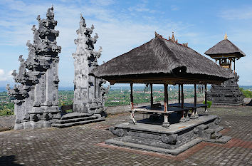 Bergtempel mit Aussicht bei Semarapura auf Bali