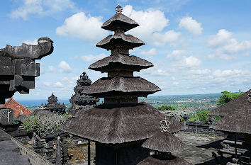 Bergtempel mit Aussicht bei Semarapura auf Bali