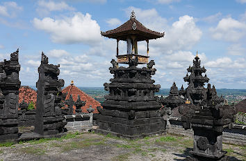Bergtempel mit Aussicht bei Semarapura auf Bali