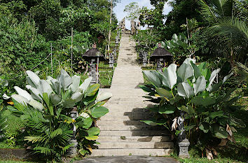 Freitreppe zum Pura Pucak Manik Ukir auf Bali