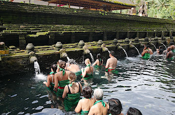 Heiliges Bad im Pura Tirta Empul auf Bali
