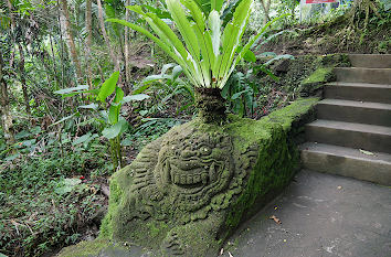 Monster auf dem Weg zum Goa Rang Reng auf Bali