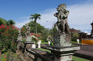 Dämonen am Königspalast in Semarapura auf Bali