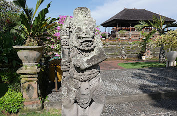 Dämon am Königspalast in Semarapura auf Bali