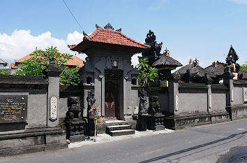 Straße mit Hauseingang auf Bali