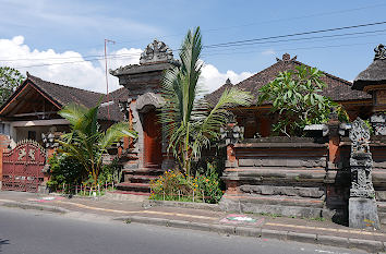 Straße mit Hauseingang auf Bali