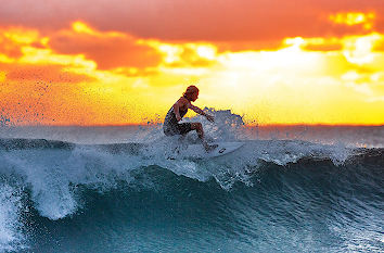Surfer auf Wellen am Abend