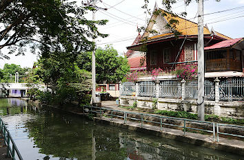 Bangkok: Stadtviertel hinter der Krung Thon Brücke