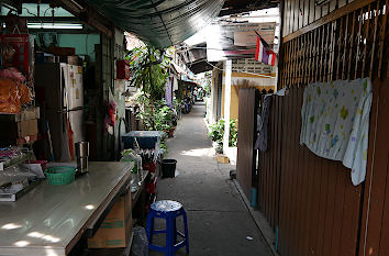 Bangkok: Stadtviertel hinter der Krung Thon Brücke