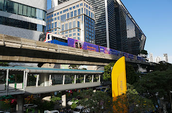 Skytrain und Skywalk Phlon Chit Road in Bangkok