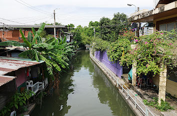 Bangkok: Stadtviertel hinter der Krung Thon Brücke